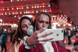 В Instagram* разрешат отмечать друзей на видео