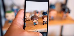 Видео показывает регулировку эффекта боке на iPhone XS и XS Max в процессе съемки
