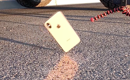 Видео дня: iPhone XS не удалось разбить в тесте на падение