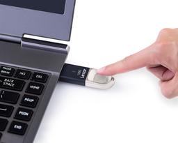 Флэшка Lexar JumpDrive Fingerprint F35 оснащена дактилоскопическим датчиком
