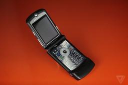 Цена легенды. Раскладушка Motorola RAZR со сгибающимся экраном обойдётся в 1,5 тысячи долларов
