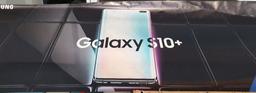 Флагманский смартфон Samsung Galaxy S10+ показан на первом рекламном баннере