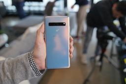 Не дожидаясь лета. Огромный флагман Samsung Galaxy S10 5G с квадрокамерой появится намного раньше ожидаемого