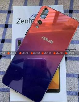 Серийный вариант смартфона Asus Zenfone 6 c градиентной тыльной панелью и тройной камерой позирует на фото
