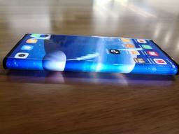 Уникальный Xiaomi Mi Mix Alpha вблизи на качественных фотографиях
