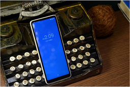 Xiaomi выпустила вытянутый стодолларовый смартфон-пульт без фронтальной камеры