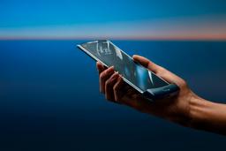 Motorola убеждена в долговечности экрана в гибком смартфоне Razr