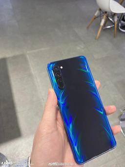 Самый тонкий смартфон эпохи 5G в руках пользователя
