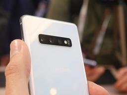 «Это не брак, прочитайте инструкцию». Samsung объяснила мерцающие пиксели на экране Galaxy S10+