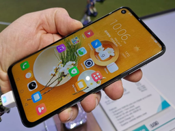 HiSense U30 с врезанной в экран камерой и аккумулятором емкостью 4500 мА•ч скоро выйдет в России