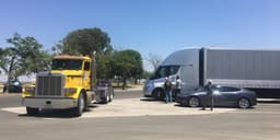 Производство электрических грузовиков Tesla Semi перенесено на следующий год