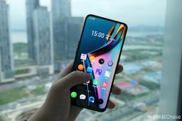Фото дня: недорогой флагманский смартфон Realme с экраном без вырезов и отверстий