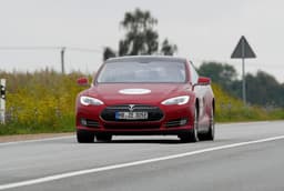 Владелец электромобиля Tesla обвинил производителя в уменьшении емкости батареи обманным путем