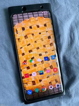 Живые фото смартфона OnePlus 7T Pro
