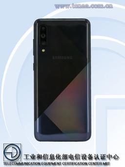 Нестандартное решение. Официальные фото Samsung Galaxy A70s