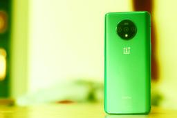 Оливковый убийца флагманов. OnePlus 7T может выйти в совершенно новом цвете
