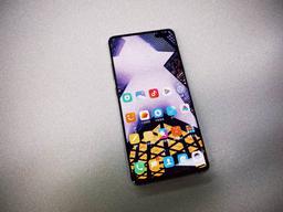 Что на фото: Redmi K30 или Samsung Galaxy S10+?