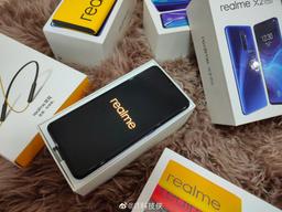 «Убийца Xiaomi» позирует на множестве «живых» фото