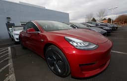 Автомобили Tesla скоро смогут разговаривать с пешеходами
