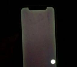 Снова iPhone 12, и снова проблемы с экраном. На этот раз он зеленеет