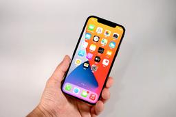 iPhone 12 получил новую версию iOS с важными исправлениями и обоями
