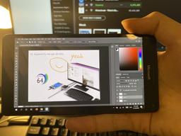 На старом Microsoft Lumia 950 XL работает настольная версия Photoshop