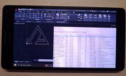 Полноценный AutoCAD запустили на смартфоне Microsoft 2015 года