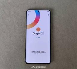 Первый смартфон со Snapdragon 888 и OriginOS. Живое фото Vivo X60 Pro+