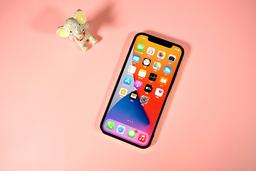 iPhone 12 оказался популярнее предшественника. Продажи смартфонов Apple выросли на 21%. 