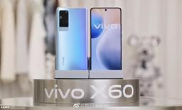 Флагманский камерофон Vivo X60 в руках пользователя