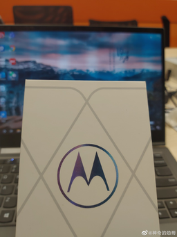 Фотография упаковки флагмана Motorola на базе Snapdragon 888