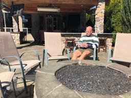 Руководитель Microsoft показал флагманский смартфон Surface Duo