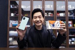Глава Xiaomi показал бюджетный флагман Mi 10 Youth Edition вживую