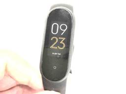 Прежний дизайн и система зарядки. Xiaomi Mi Band 5 показали на живых фото