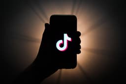 TikTok опередил по доходу YouTube, Tinder и Netflix. Только в апреле доход вырос в 10 раз