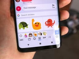Смартфоны Android станут удобнее для любителей стикеров. Google тестирует подсказки