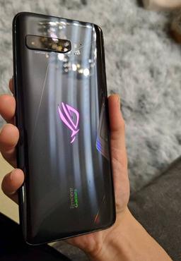 Не Snapdragon 865+, а эксклюзивно разогнанный Snapdragon 865. Asus ROG Phone 3 впервые засветился на «живом» фото