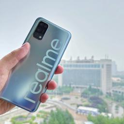Realme V5 в итоге скопировал дизайн Honor 30. Живые фото в высоком разрешении