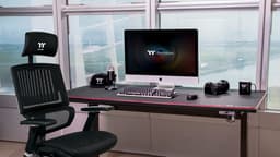 Коврик для мыши Thermaltake M900 XXL RGB поместится далеко не на каждом столе