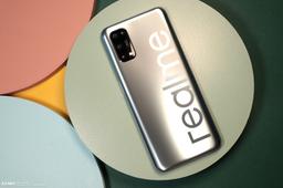 Долгоиграющая новинка Realme на первых живых фото