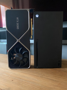 GeForce RTX 3090 рядом с Xbox Series X на одном фото. Видеокарта кажется даже крупнее