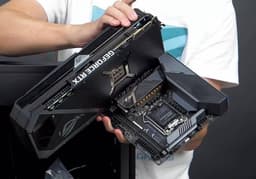 Это одна из самых больших видеокарт на рынке. Asus GeForce RTX 3090 выглядит просто исполинской