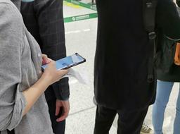 Включённый Huawei Mate 40 Pro засняли в руках пользователя
