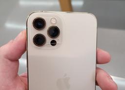 Задняя панель iPhone 12 Pro может треснуть даже без удара