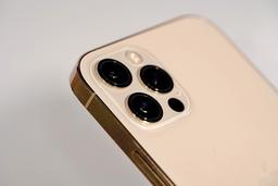 Apple iPhone 12 используют в качестве ножа