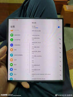 Первое живое фото Huawei Mate X2 в руках у пользователя