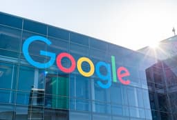 В 2021 году выручка Alphabet превысила 257 млрд долларов, увеличившись за год на 41%