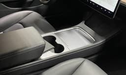 Опубликован первый взгляд на переизданную Tesla Model 3 изнутри