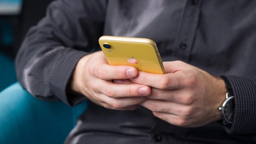 Ремонтный апгрейд: Apple начинает предлагать iPhone XR на время ремонта смартфонов. В 26 регионах, но не в России