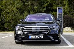 Роскошный седан Mercedes-Benz S-Class доступен в новой гибридной версии